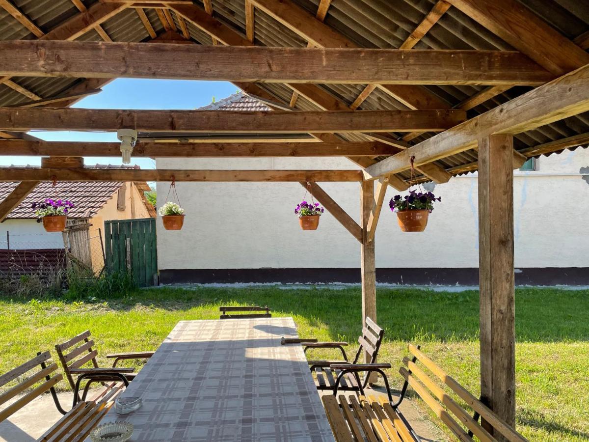 Ferienwohnung Zsuzsa Apartman Poroszló Exterior foto